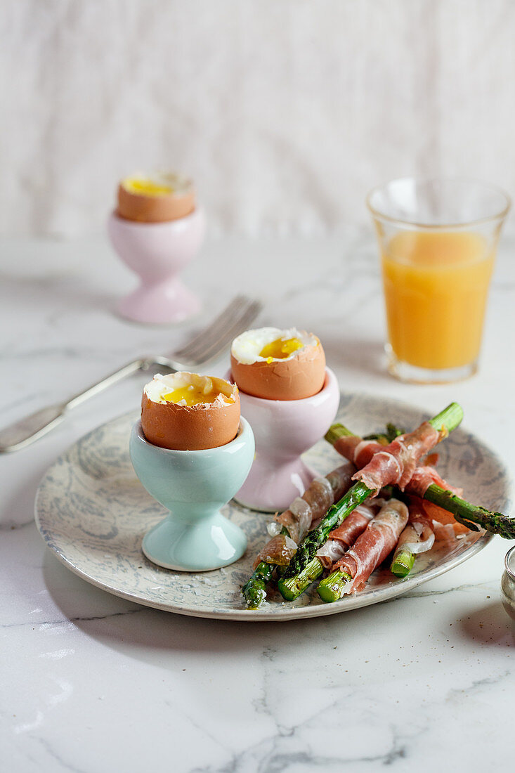 Soft-boiled eggs with Parma ham-wrapped asparagus