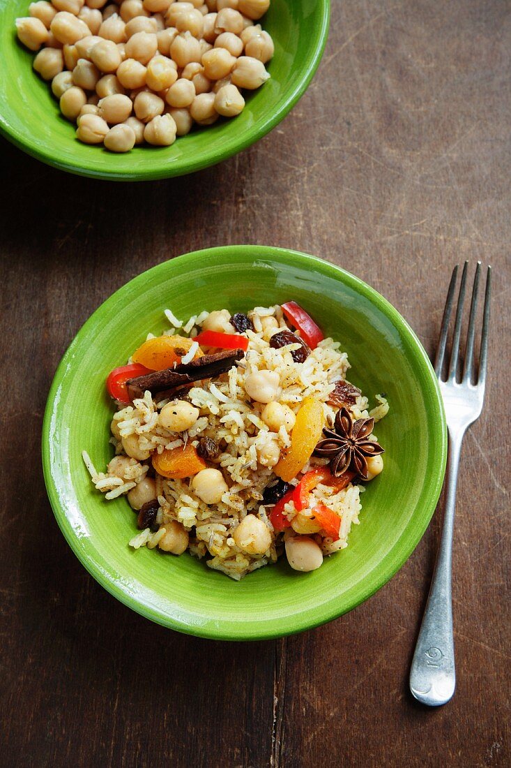 Couscous mit Kichererbsen, rotem Paprika, Rosinen, getrockneten Aprikosen, Zimt und Sternanis (Marokko)