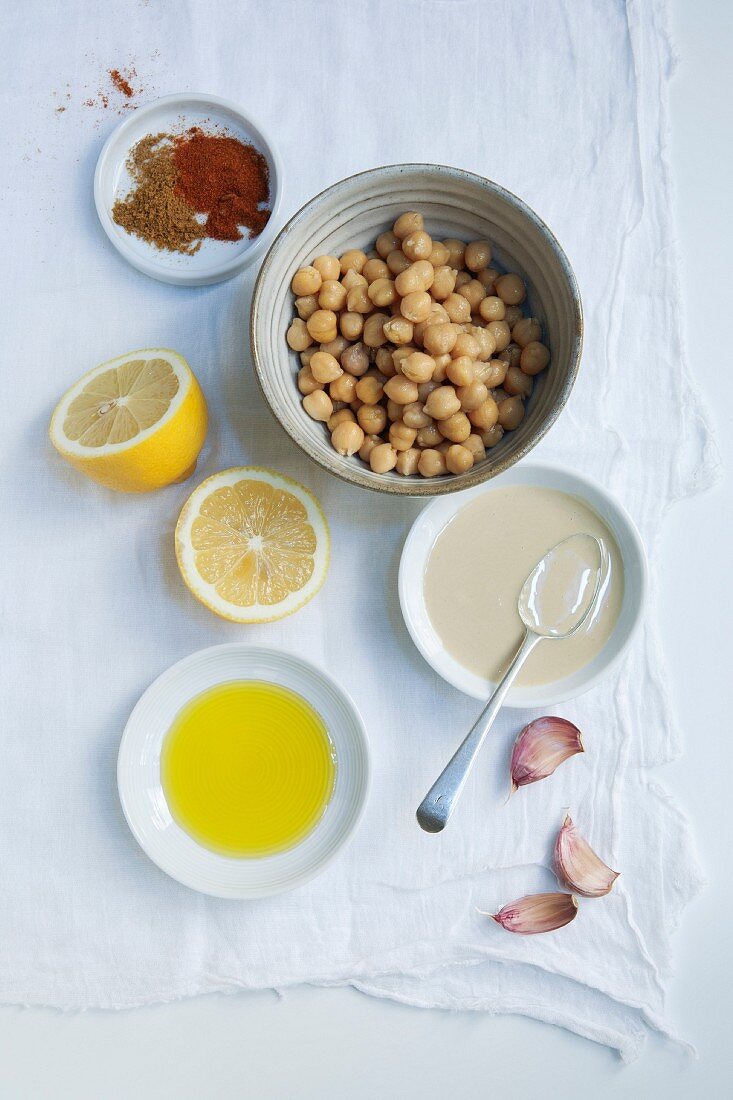 Zutaten für Hummus: Kichererbsen, Tahini, Knoblauch, Zitrone, Olivenöl, Paprika und Kreuzkümmel