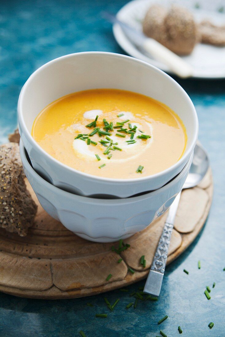 Möhren-Kürbis-Suppe mit Schnittlauch