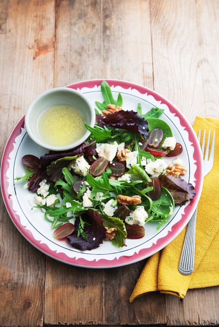 Mixed leaf salad with rocket, Stilton cheese, walnuts and grapes
