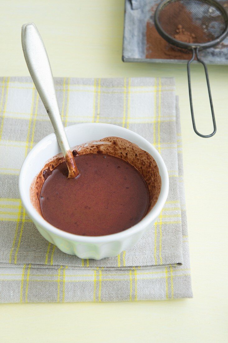 Mit Speisestärke, Zucker und Milch verrührter Kakao für einen Schokoladenpudding