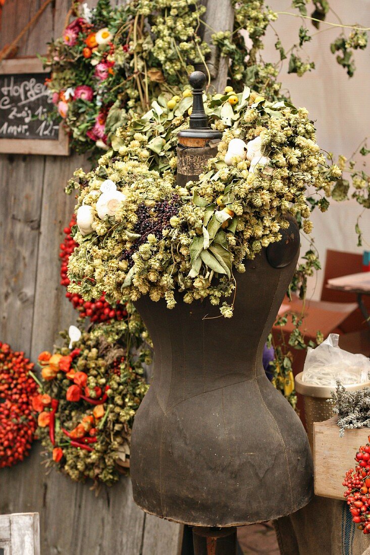 Schneiderpuppe mit Hopfenkranz auf einem Herbstmarkt