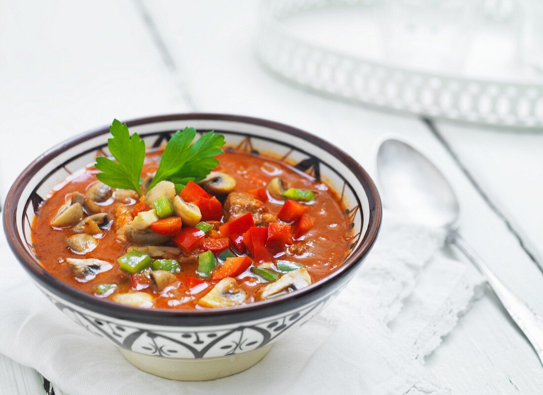 Gulasch mit Pilzen und Paprikawürfeln