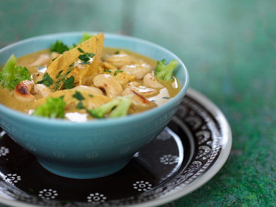 Thailändische Suppe mit Hähnchenfleisch