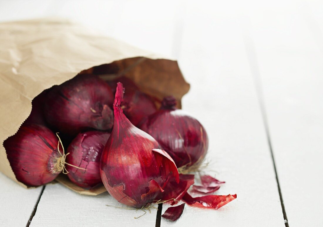 Rote Zwiebeln in einer Papiertüte