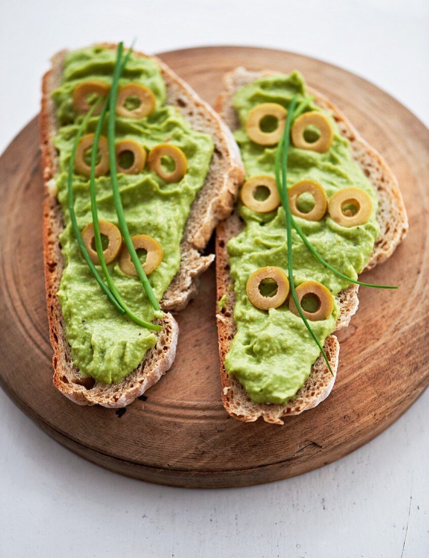 Belegte Brote mit Avocadocreme und grünen Oliven