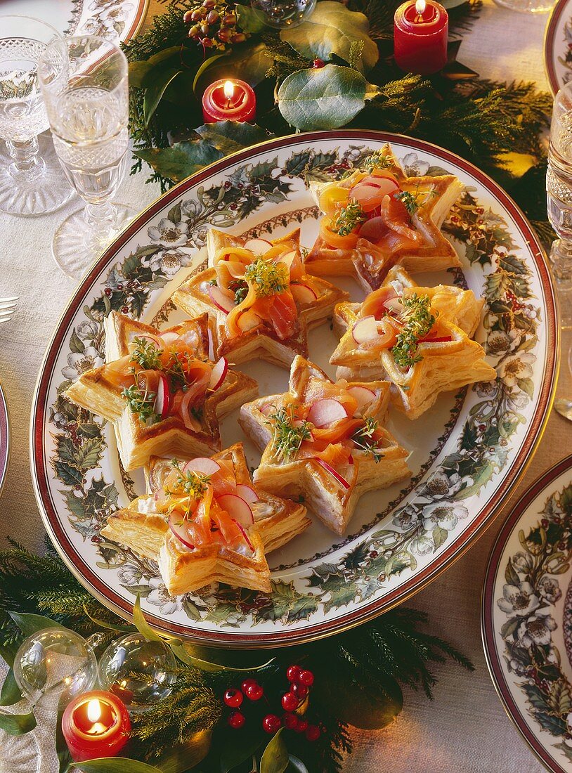 Mehrere Blätterteigsterne mit Lachs-Kresse-Salat