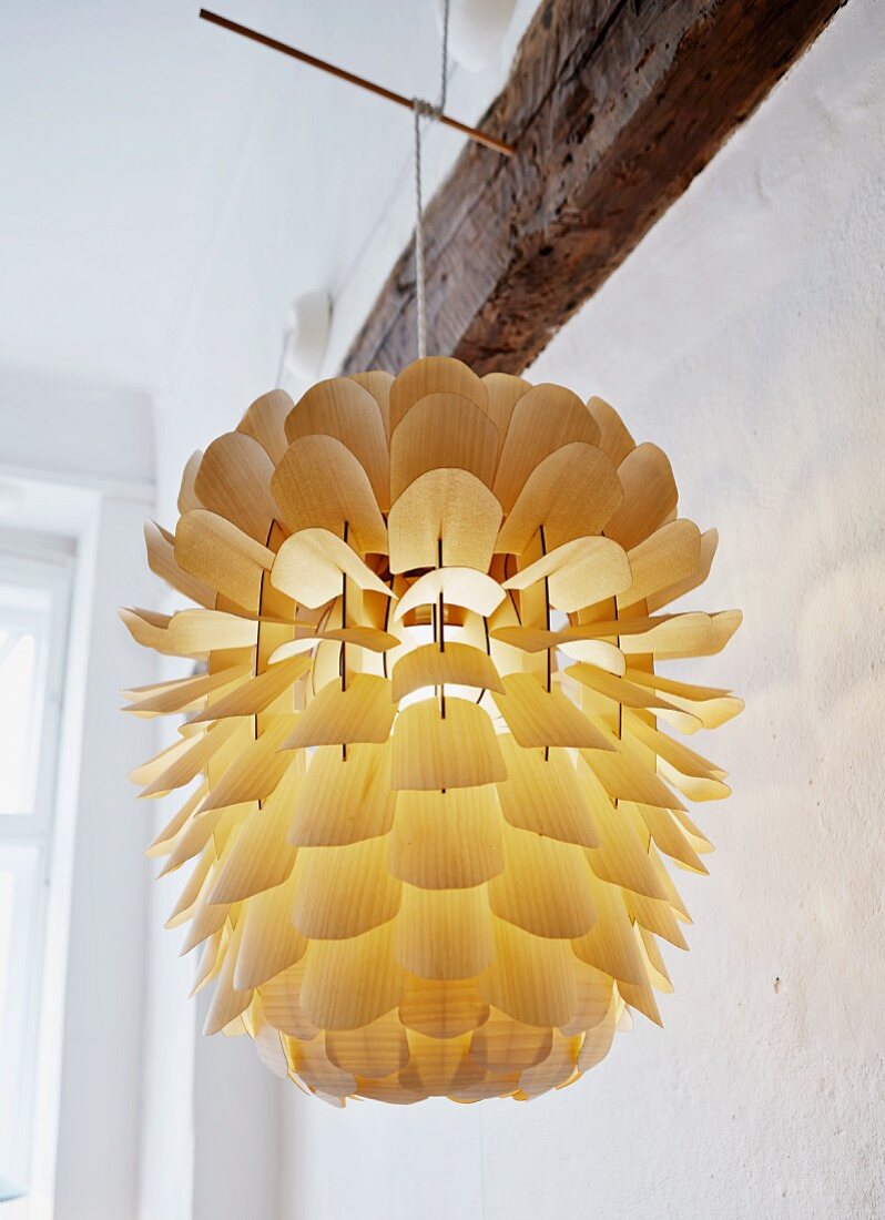 Selbstgebauter Lampenschirm aus filigranen Holzplättchen, an Holzstab aufgehängt