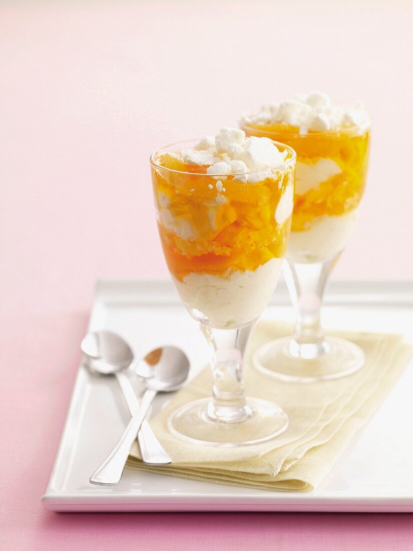 Orangen-Meringue-Trifle in zwei Dessertgläsern