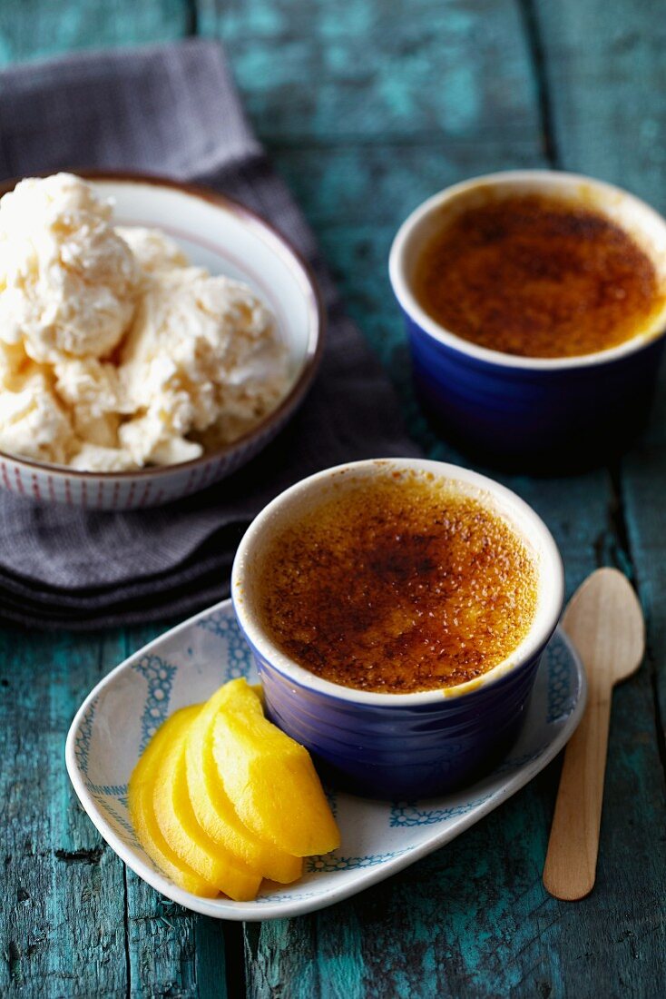 Mango-Safran-Brûlée und Kokoseis