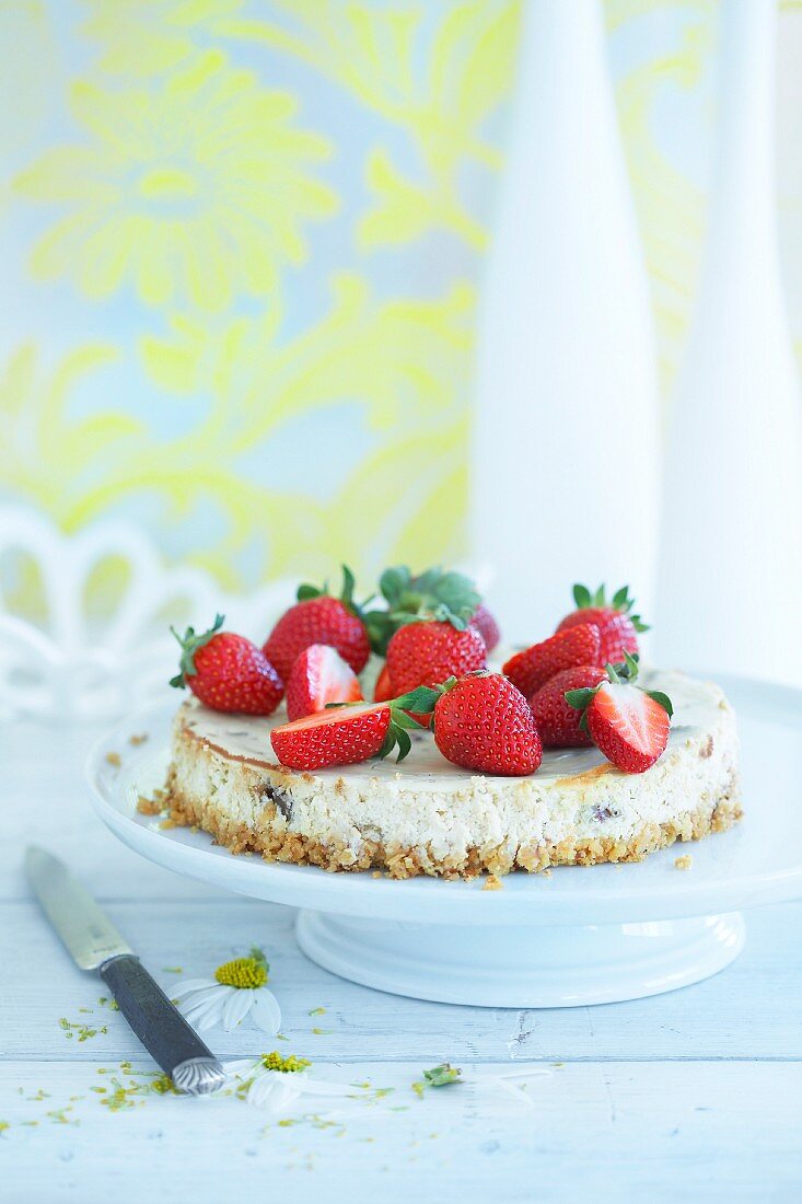 Mini cheesecakes with dates, honey and fresh strawberries