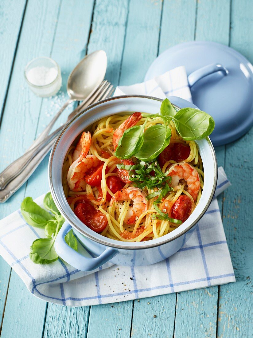 Spaghetti Marinara mit Garnelen und Tomaten