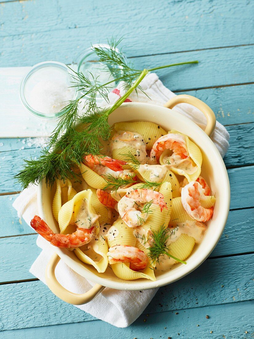 Shell pasta with prawns and an orange sauce