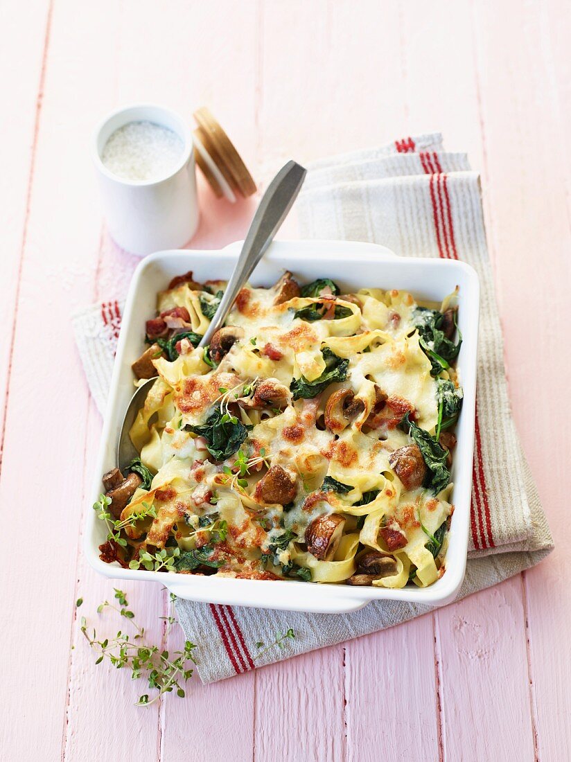 Tagliatelle gratin with spinach, mushrooms and cheese