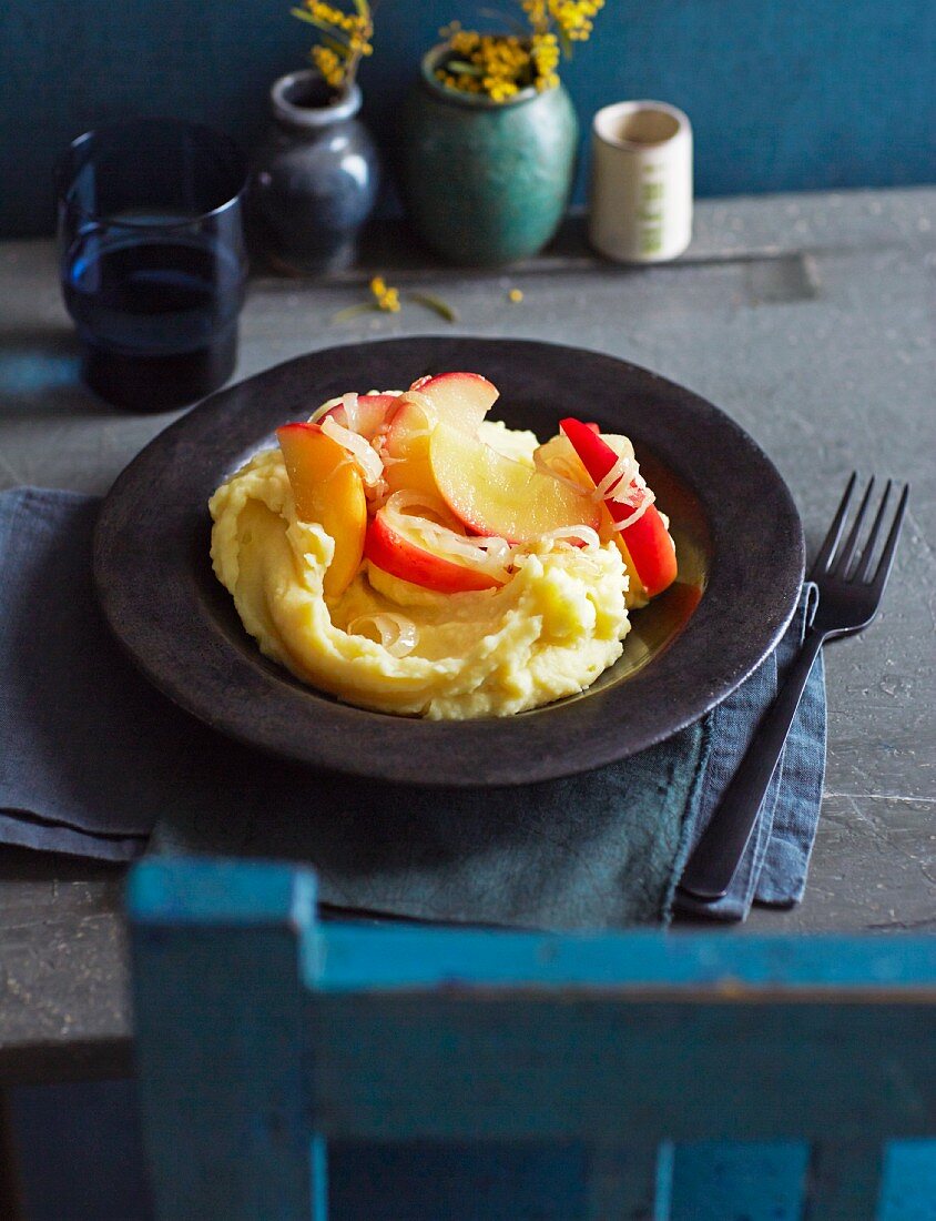 Mashed potatoes with apple wedges