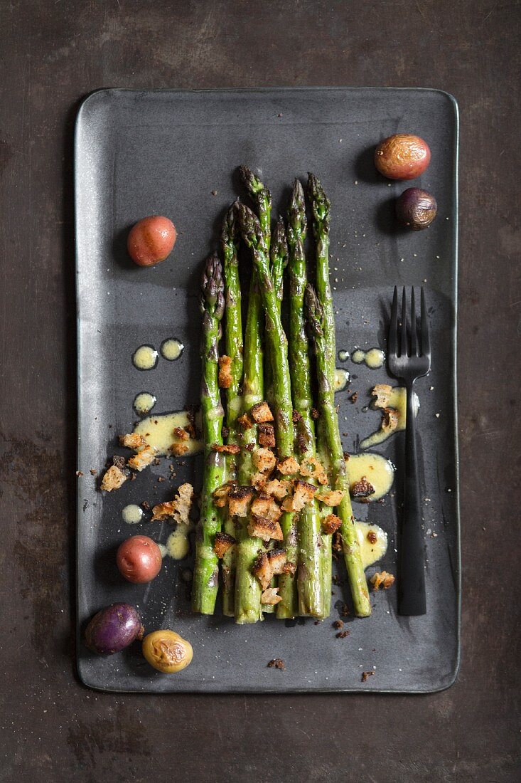Roasted green asparagus with potatoes