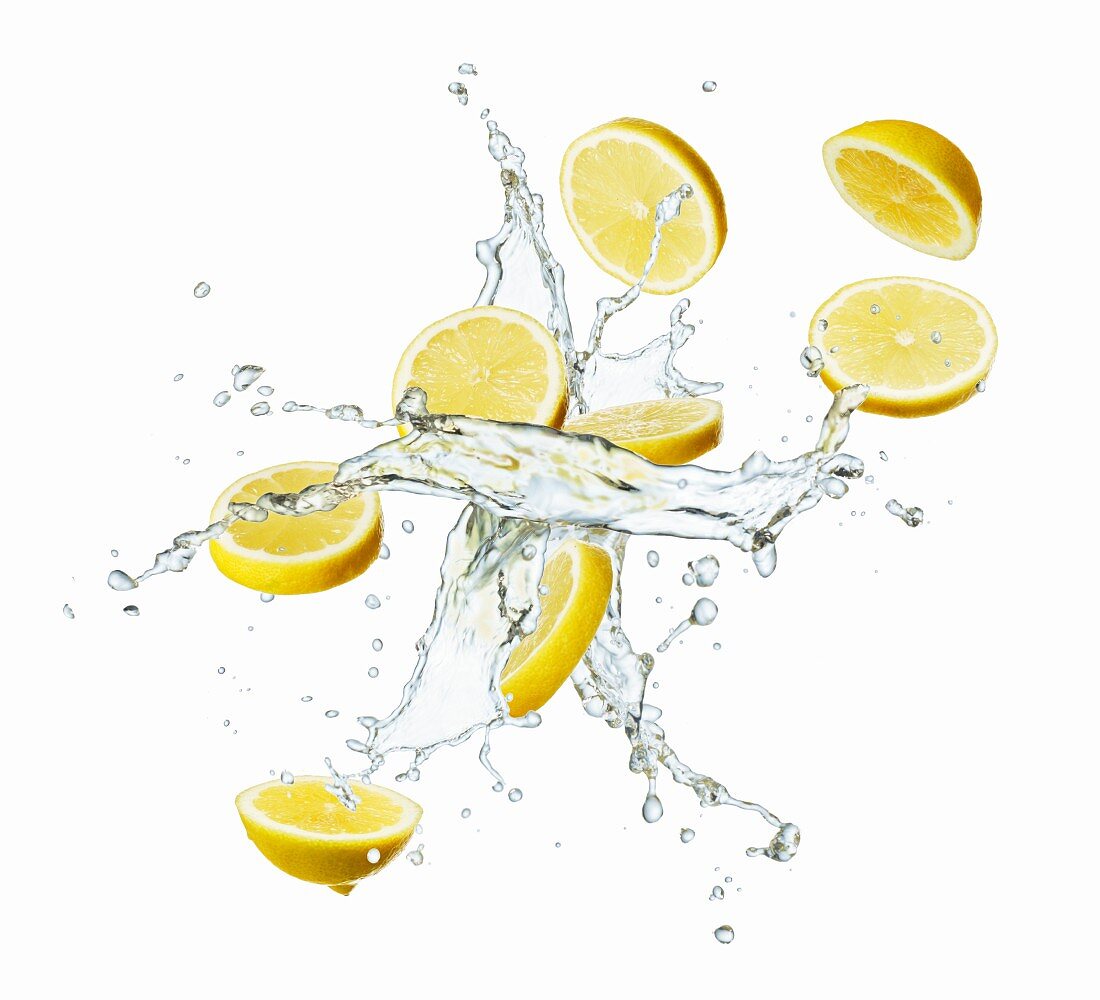 Zitronenscheiben mit Wasserspalsh