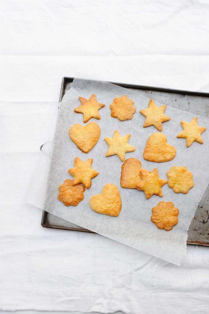 Verschiedene Sandplätzchen für Weihnachten auf dem Backblech