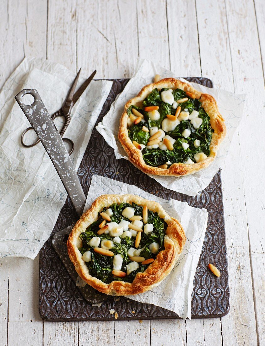 Spicy puff pastry tartlets with spinach and pine nuts
