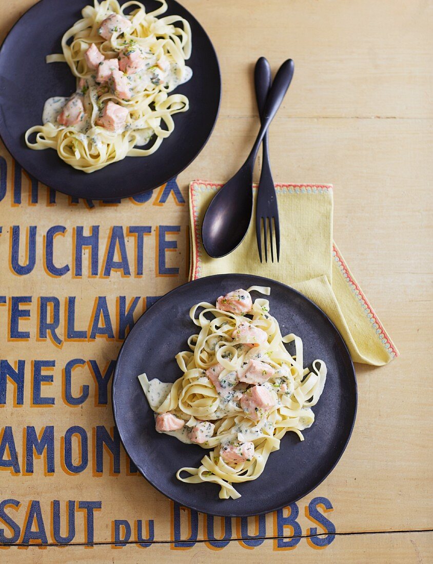 Tagliatelle mit Lachs & Kräuter-Limetten-Sauce