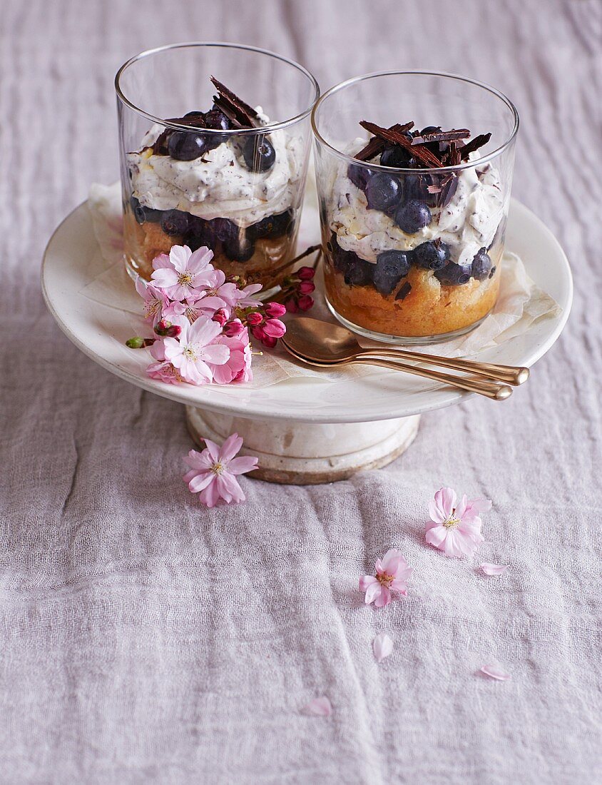 Trifle with blueberries, mascarpone cream and grated chocolate