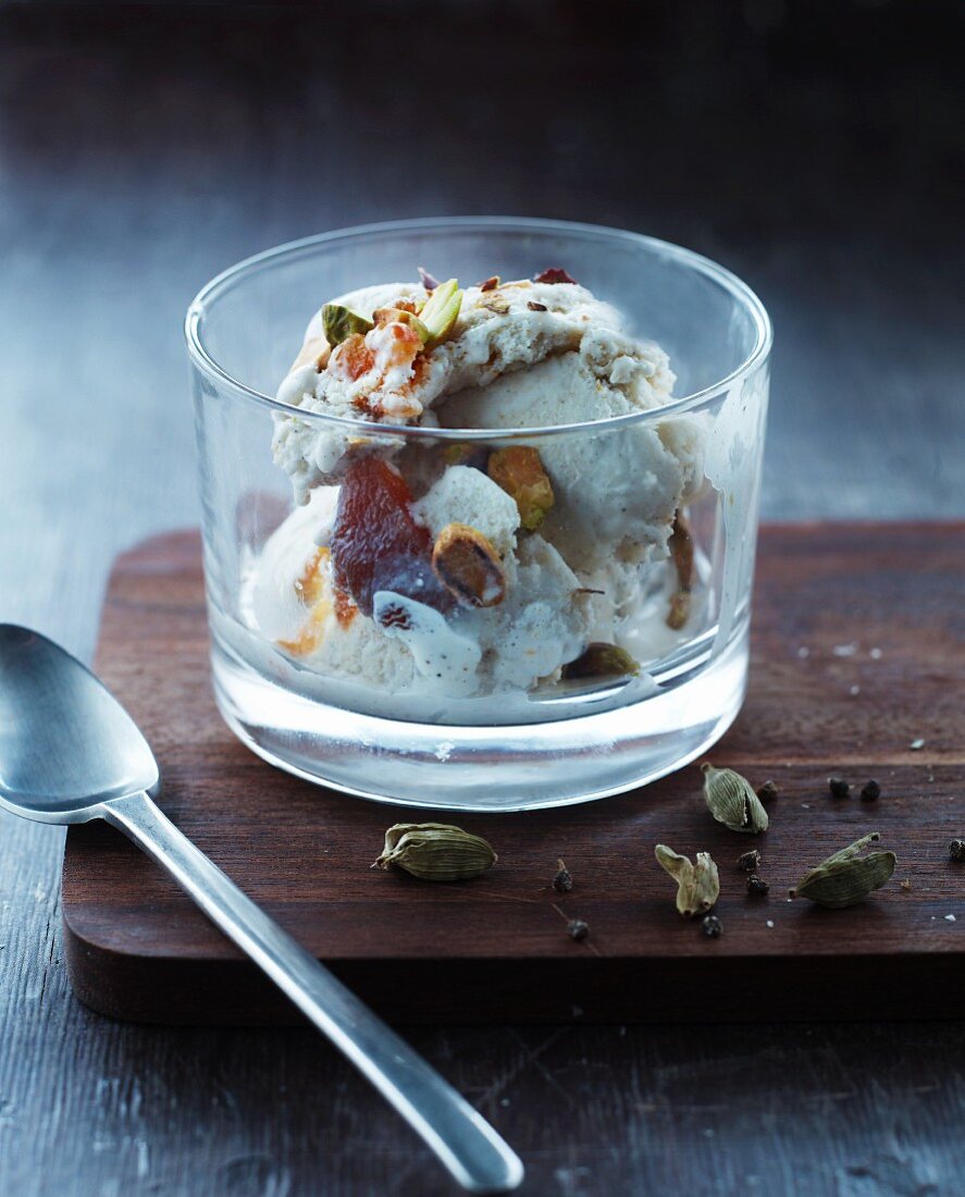 Spiced ice cream with pistachio nuts