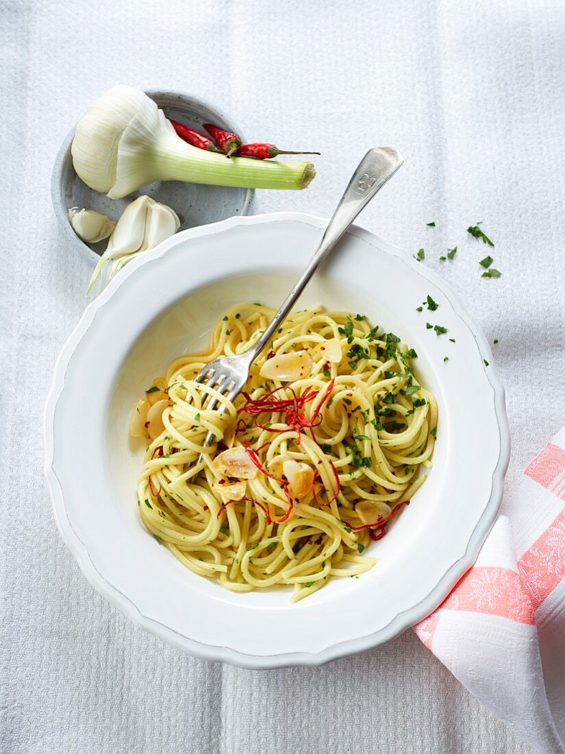 Spaghetti aglio e olio (Pasta Öl, Knoblauch und Chilistreifen)
