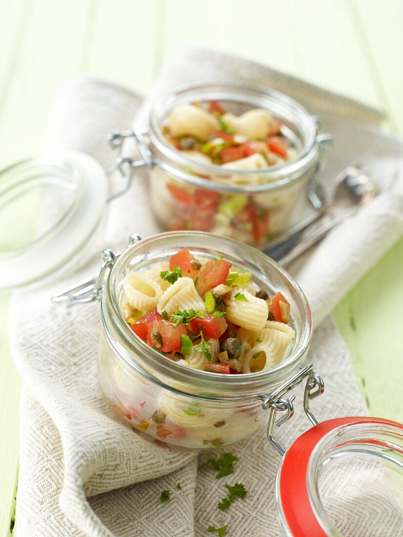 Nudelsalat mit Tomaten-Oliven-Salsa