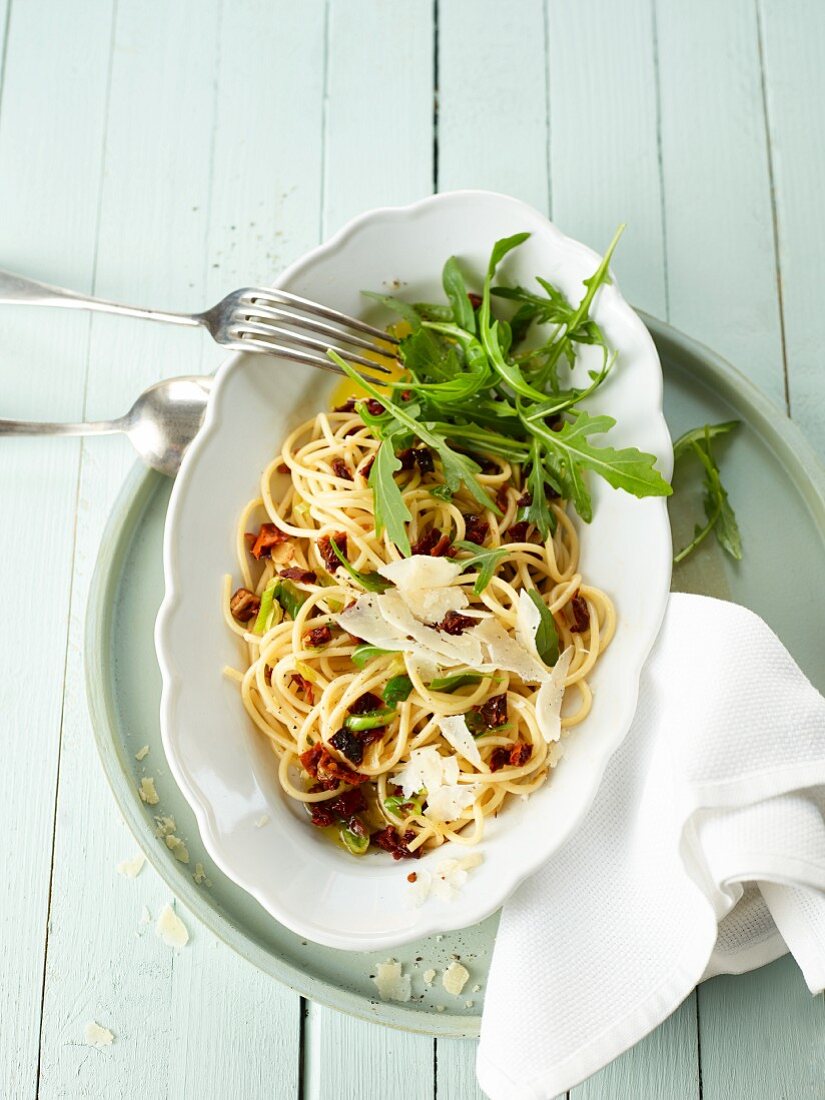 Spaghetti with dried tomatoes and rocket