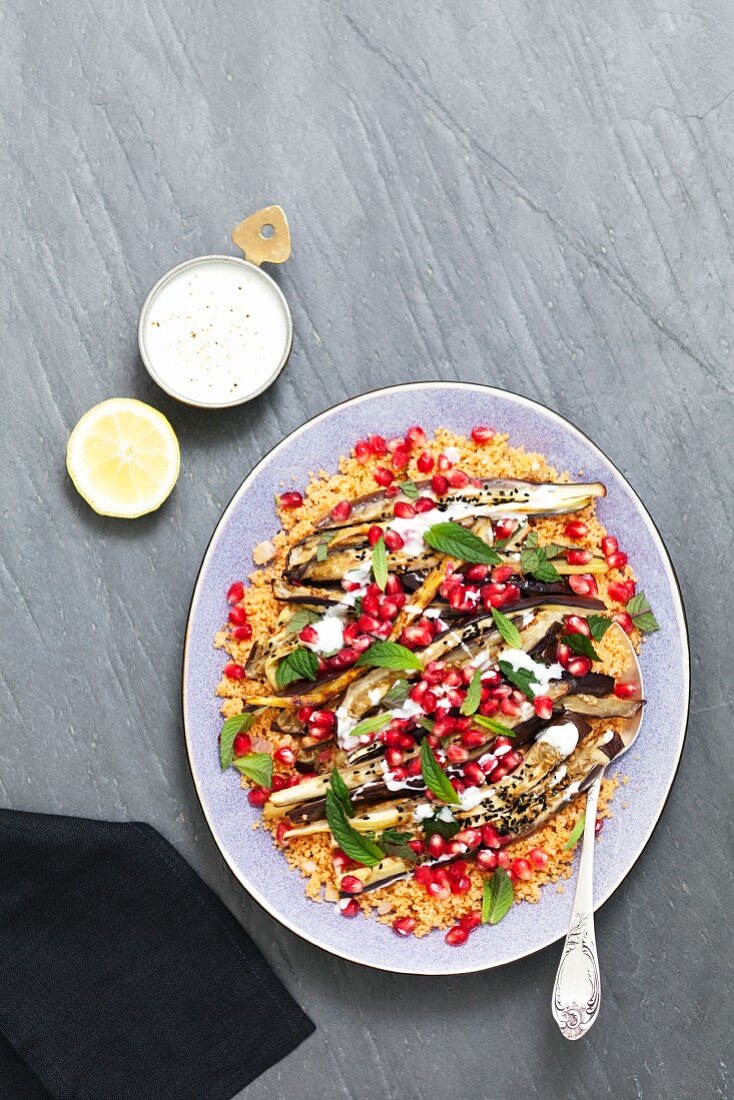 Couscoussalat mit gebackener Aubergine, Granatapfel und Schwarzkümmel