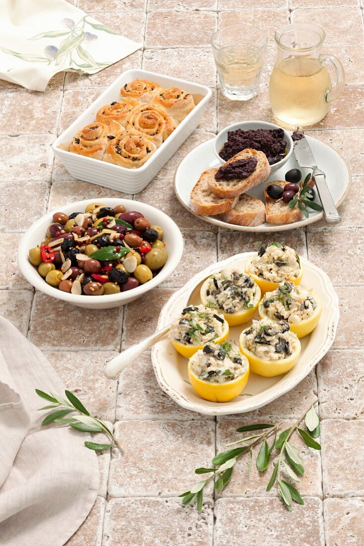 Verschiedene Appetizer mit Oliven