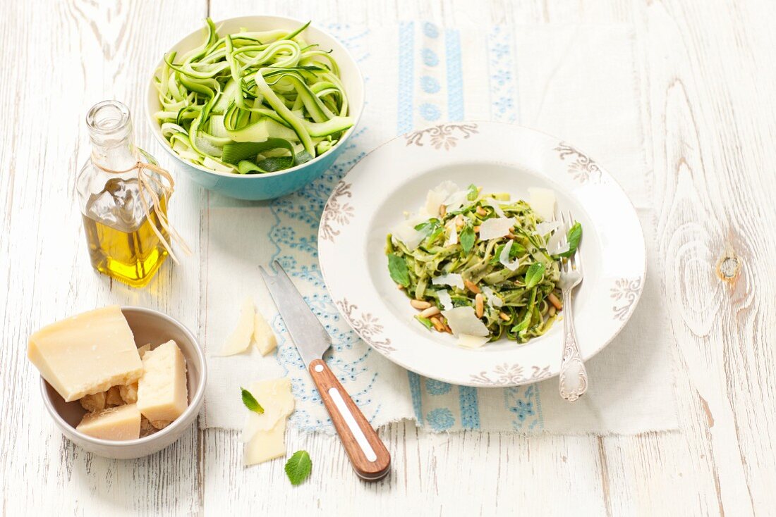 Zucchinistreifen mit Minzpesto, Pinienkernen und Parmesan