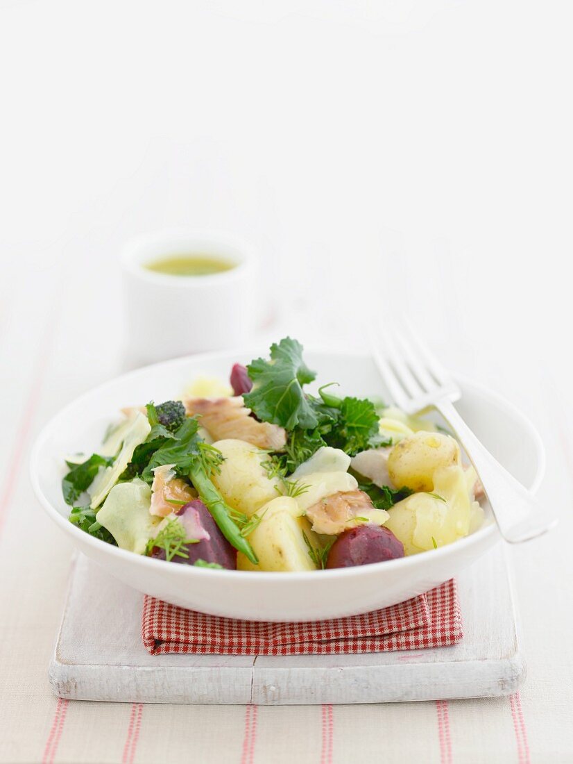 Kartoffelsalat mit Bohnen, Roter Bete, Grünkohl, Räucherfisch und Käse