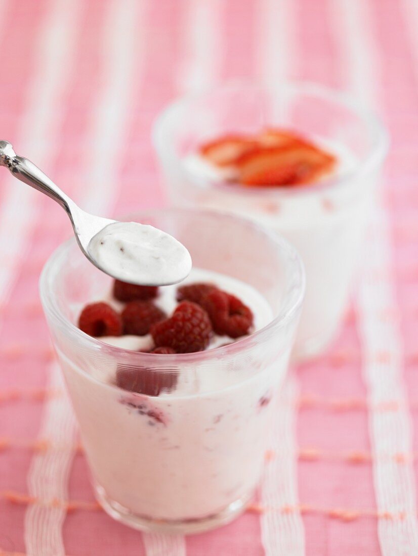 Joghurt mit frischen Himbeeren in einem Glas