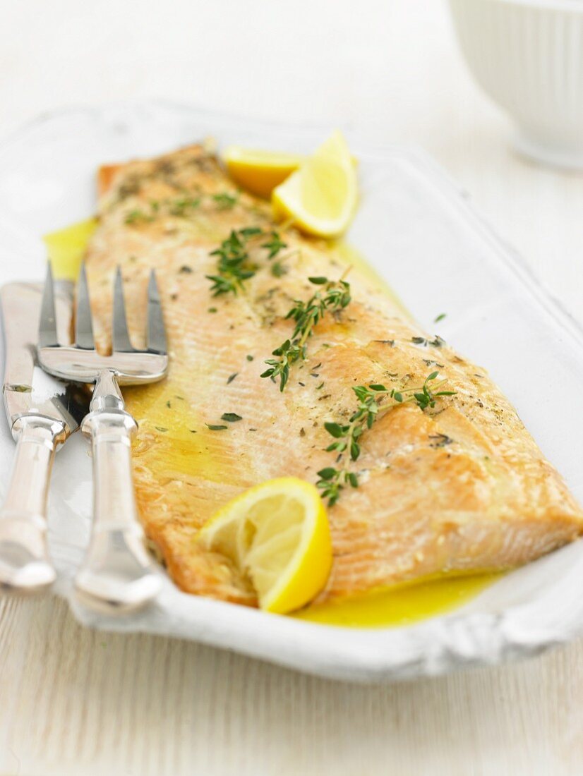 Lachsfilet mit Zitronen-Butter-Sauce und Thymian