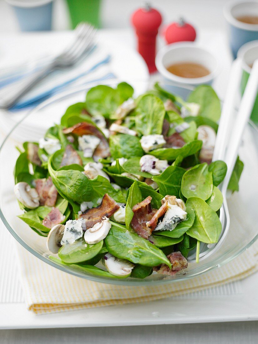Spinach salad with Gorgonzola and bacon