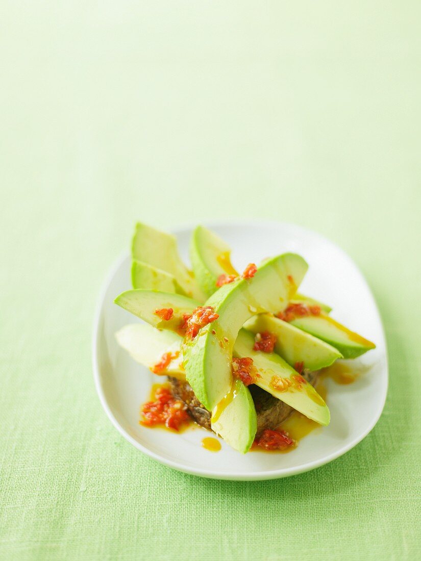 Avocado mit scharfer Salsa