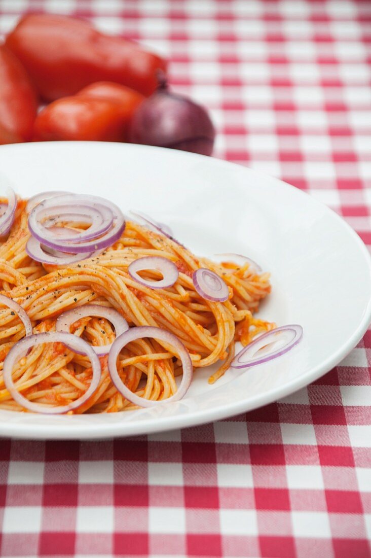 Spaghetti all Amatriciana (Nudeln mit Pancetta, Tomaten und Chilisauce)