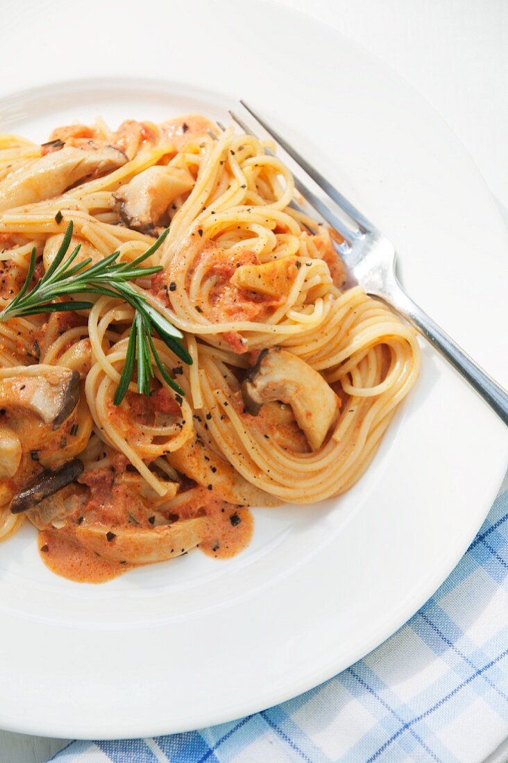 Spaghetti mit Kräutersaitlingen und Tomatensauce