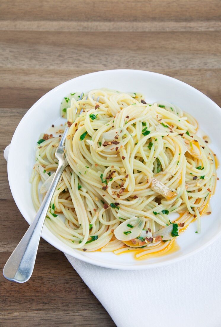 Spaghettini aglio olio (Spaghetti mit Knoblauch und Olivenöl)