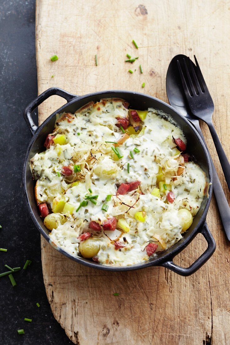 Fruity sauerkraut bake with potatoes, pears and grapes