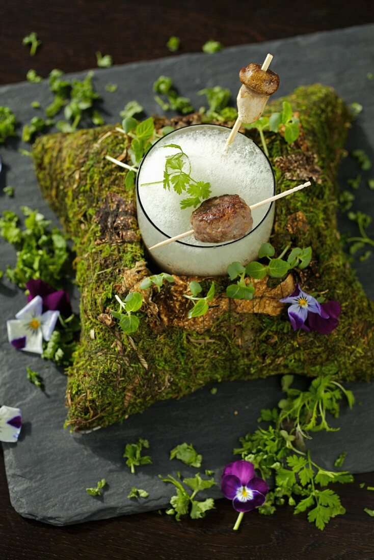 Steinpilzsuppe mit frischem Moosschaum und Hirschfleischpflanzerl