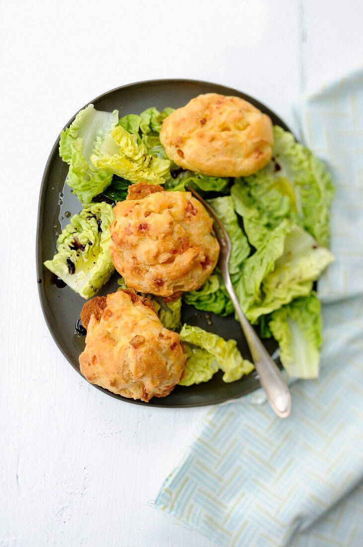 Gougeres mit Reblochon und Räucherspeck