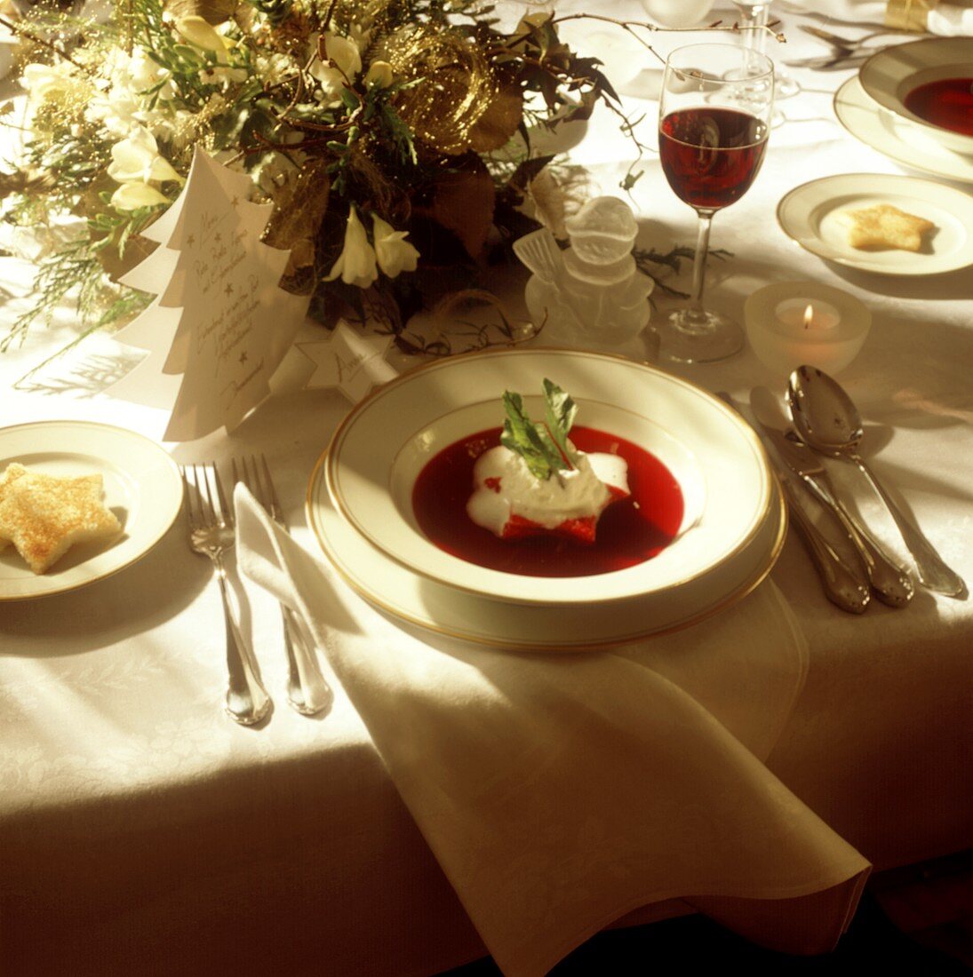 Weihnachtlich gedeckter Tisch (Ausschnitt); Rote-Bete-Essenz