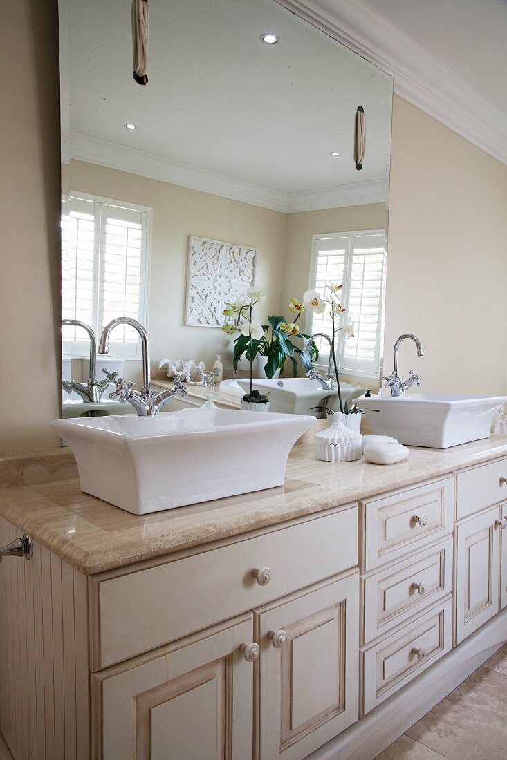 Eleganter Waschtisch im Amerikanischen Stil mit zwei Waschbecken und großem Spiegel