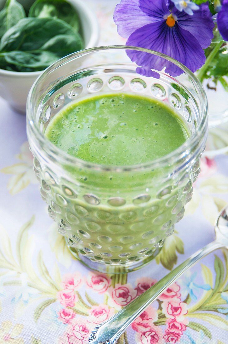 Grüner Smoothie aus Spinat, Birne und Pfirisich