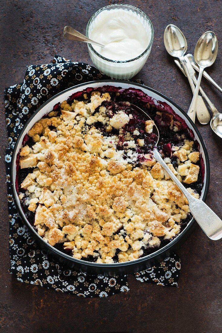 Coconut crumble with blueberries