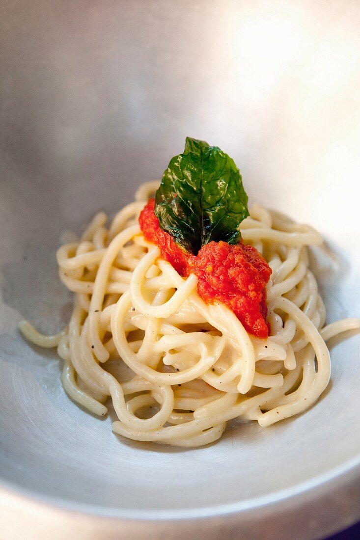 Spaghetti al pomodoro e basilico (Spaghetti mit Tomatensauce, Italien)