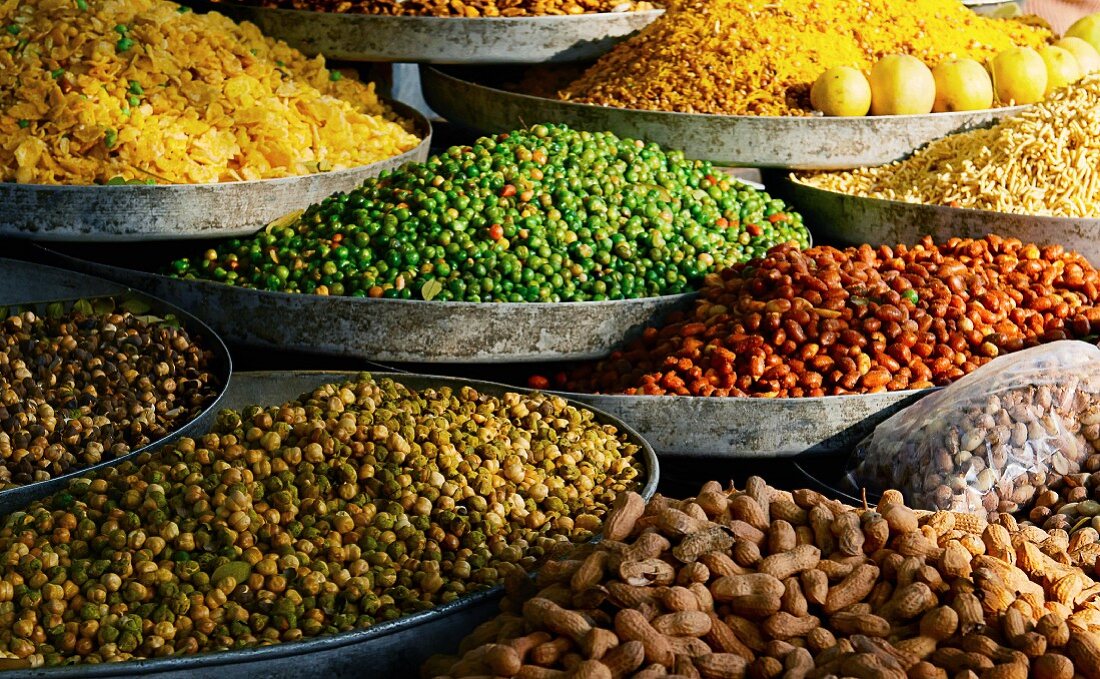 Indischer Marktstand mit Nüssen und Hülsenfrüchten